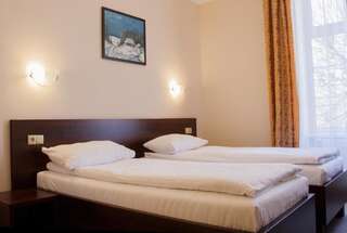 Отель Hotel Cesarski - Kaiserhof Гижицко Двухместный номер с 2 отдельными кроватями-2